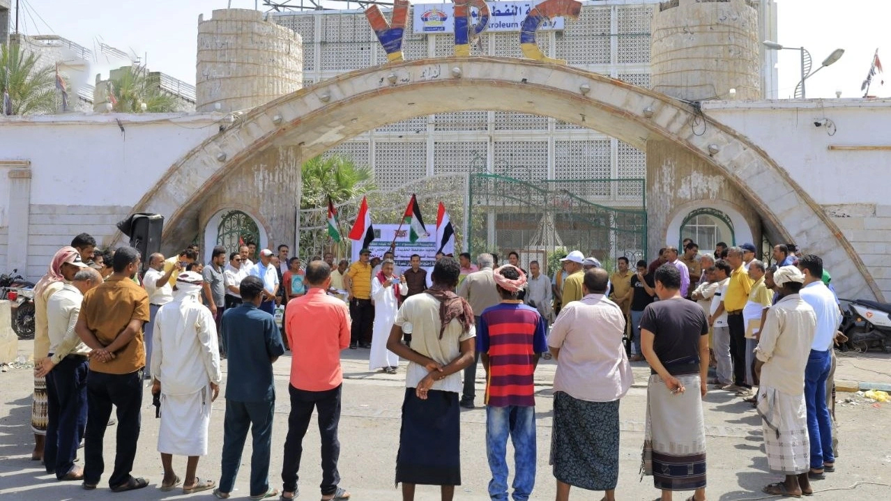 وقفة لقيادة وموظفي شركة النفط بالحديدة نصرة للقرآن الكريم والأقصى