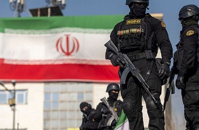 الجيش الإيراني يعلن العثور على حطام مسيّرة معادية أسقطتها قوات الدفاع الجوي قرب جزيرة قشم