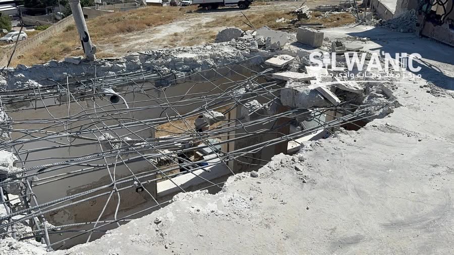 العدو يُجبر شقيقين مقدسيين على هدم بناية سكنية ذاتيًا في بلدة الطور