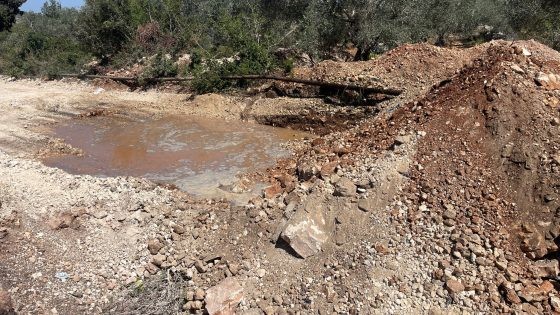 مستوطنون صهاينة يحطمون خط المياه المزوّد لقرية أم صفا شمال غرب رام الله