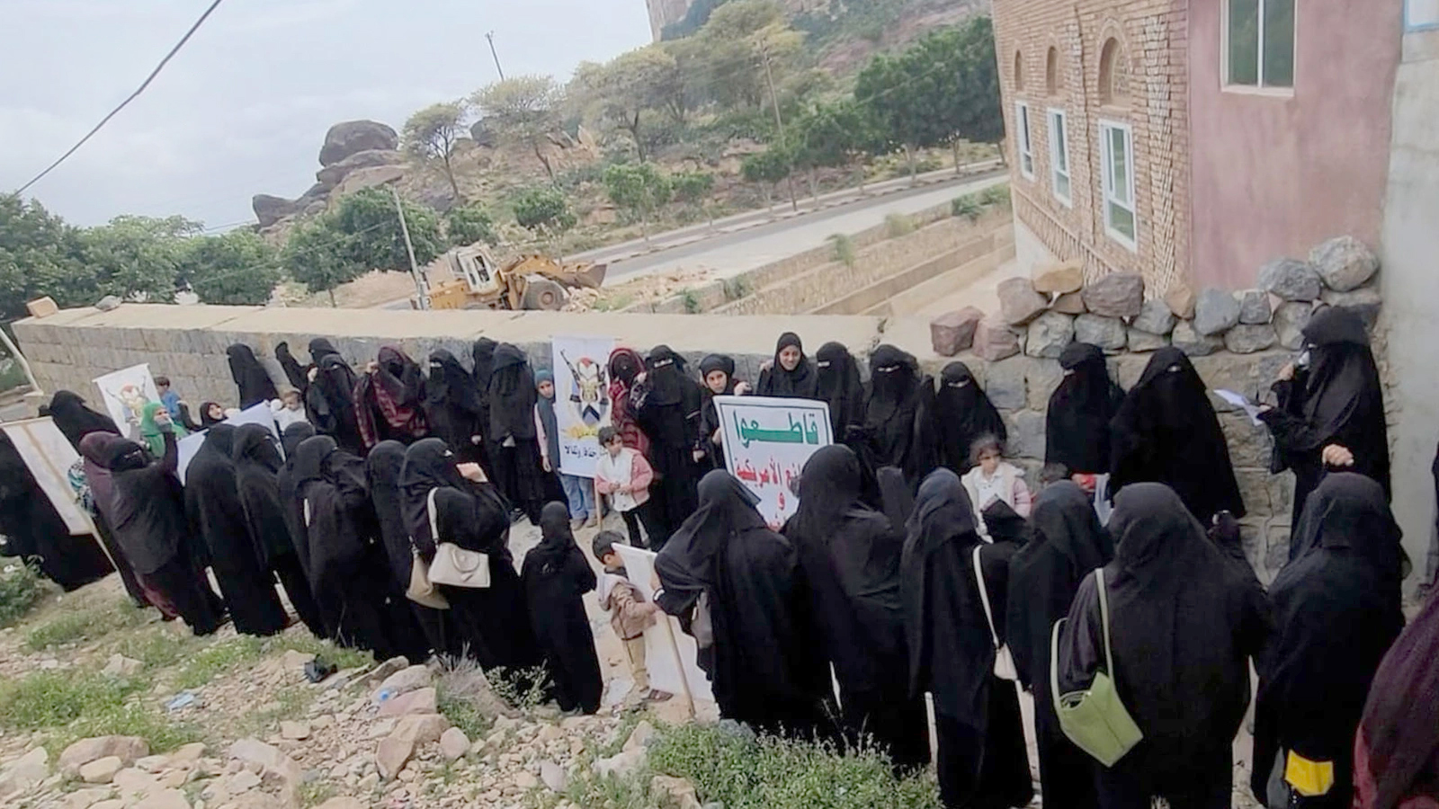 حرائر المحويت ينددن بإساءة المجرم ترامب لمكة المكرمة