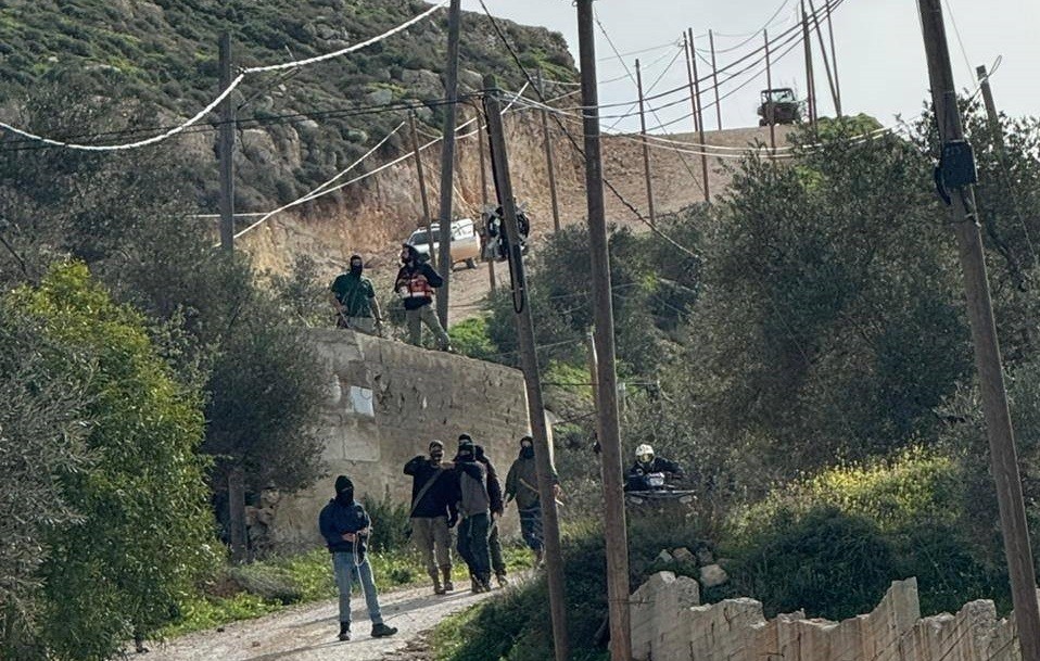 إصابة ثلاثة فلسطينيين في اعتداء للمستوطنين الصهاينة شرق سلفيت
