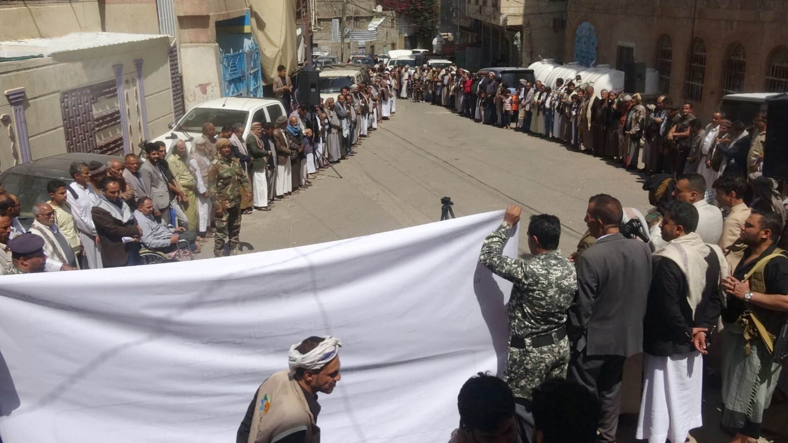 خريجو دورات التعبئة في آزال بالأمانة يعلنون جهوزيتهم لمواجهة العدوان