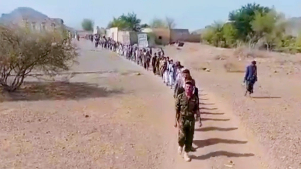 مسيرات راجلة بمحافظة عمران تأكيداً على الجهوزية لإنهاء العدوان