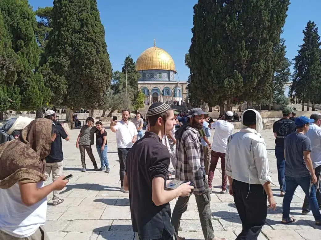مستوطنون صهاينة يقتحمون باحات المسجد الأقصى