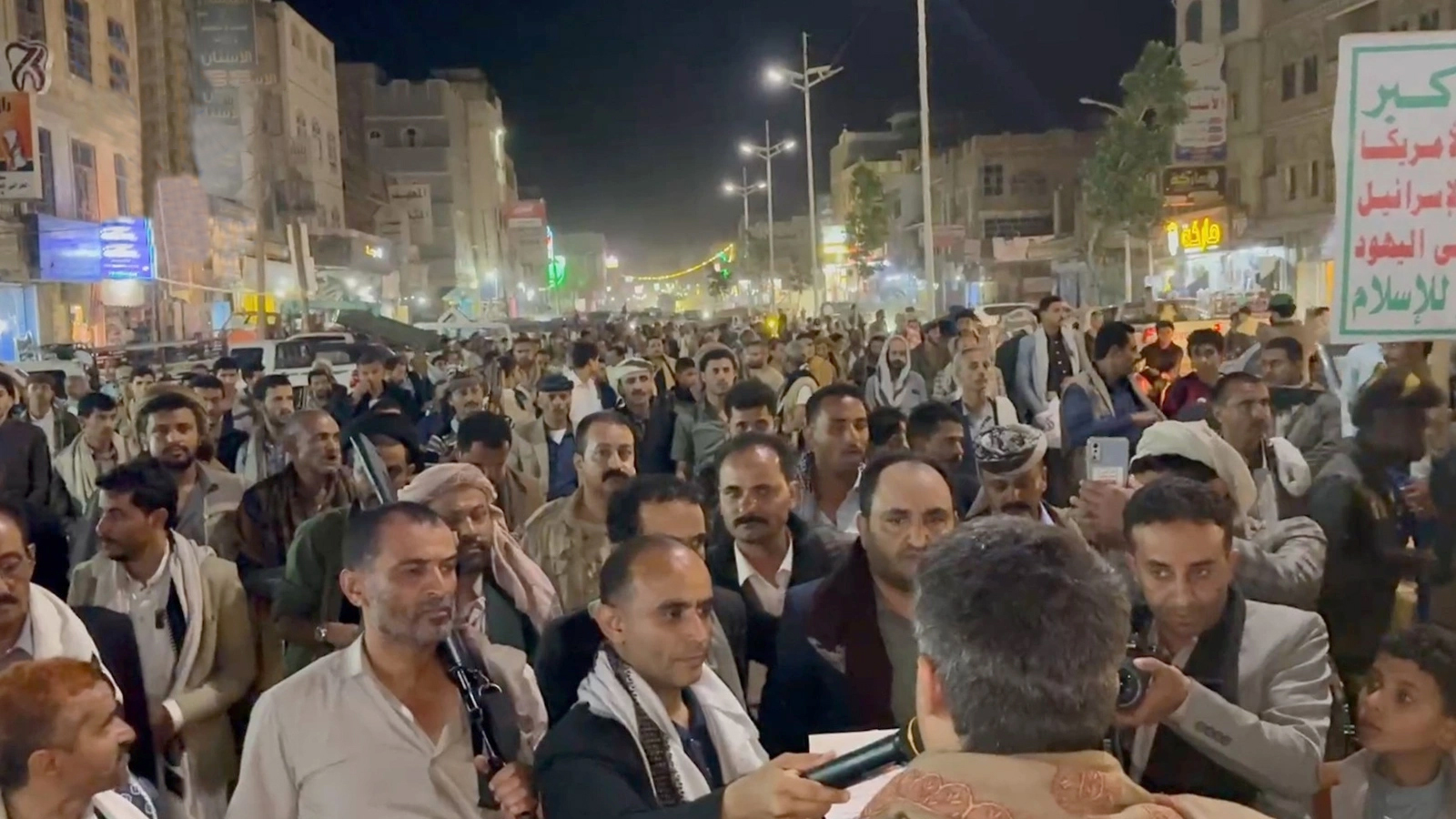 مسيرات جماهيرية بإب تنديدًا بالعدوان السعودي على مطار صنعاء