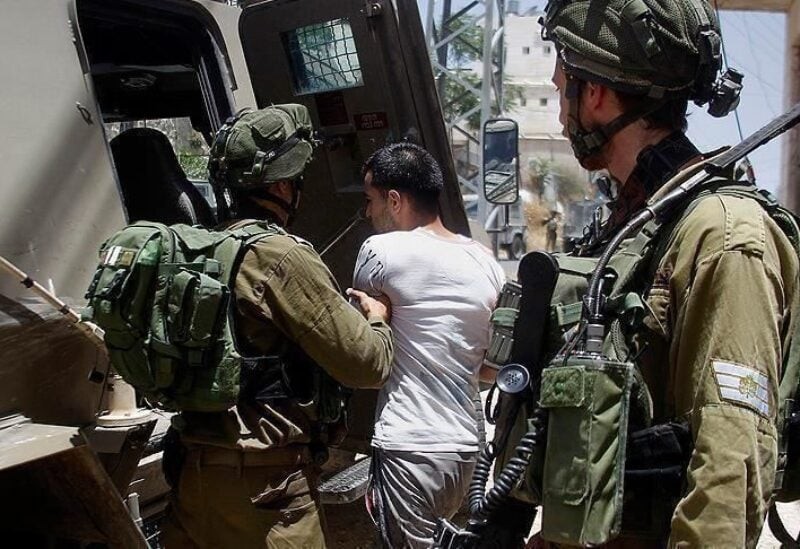 العدو يعتقل مواطنًا خلال اقتحامه بلدة حزما شمال القدس المحتلة