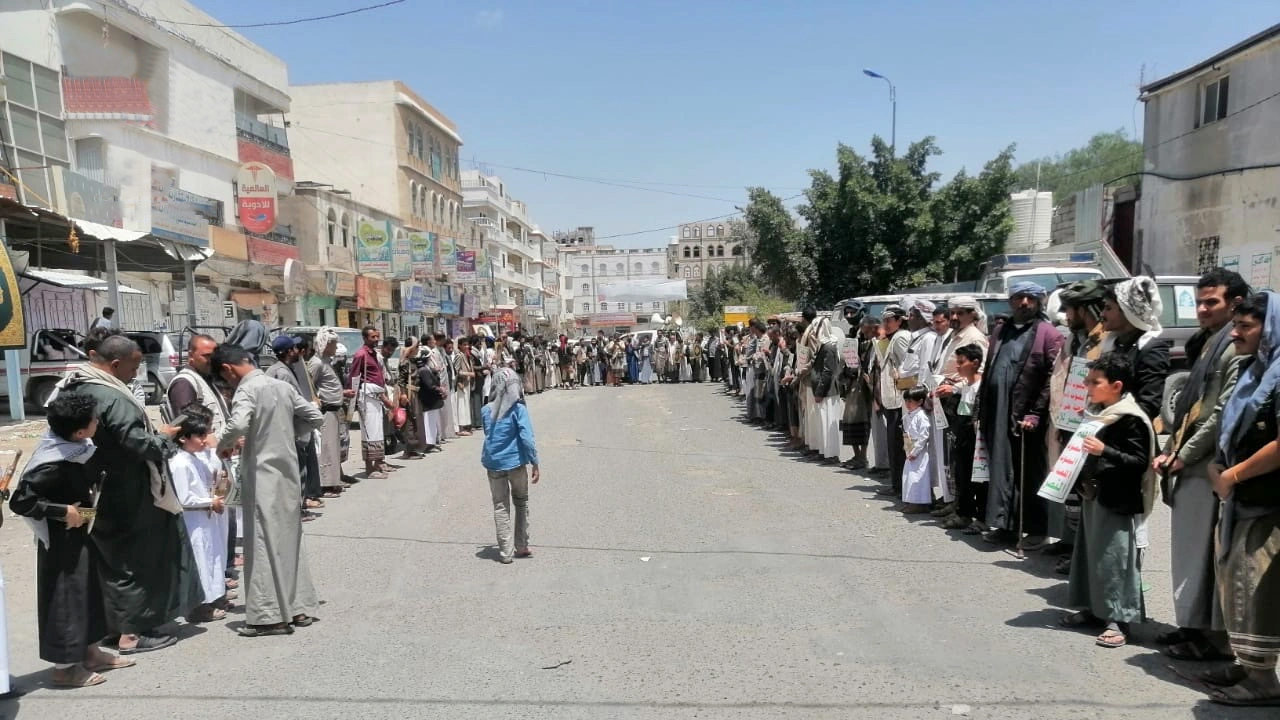 وقفات بمحافظة البيضاء تأييدًا لحظر الملاحة على العدو السعودي