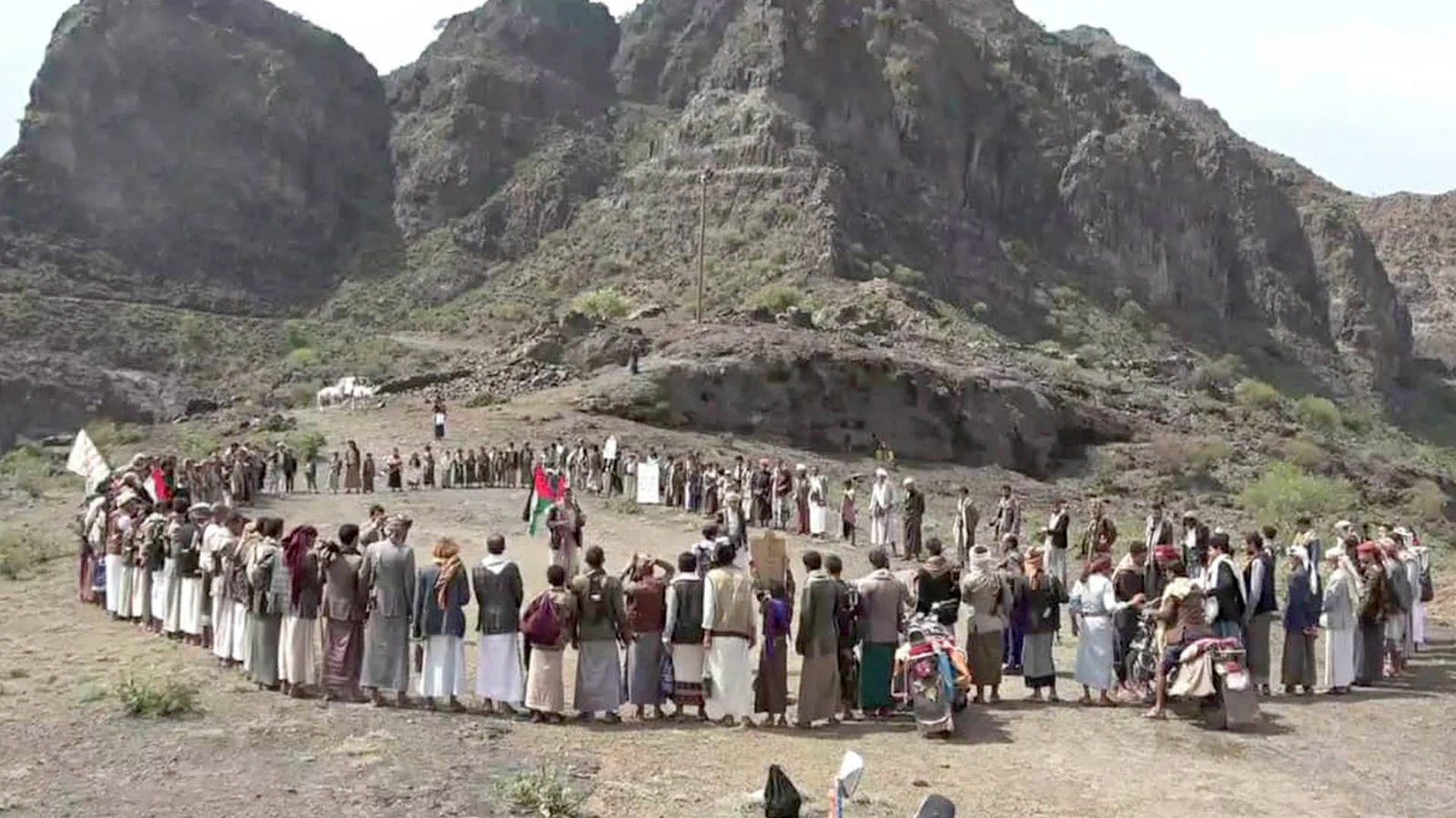مسيران ووقفتان وتطبيق قتالي في الحيمة الداخلية بصنعاء تأكيداً على الجهوزية لمواجهة الأعداء