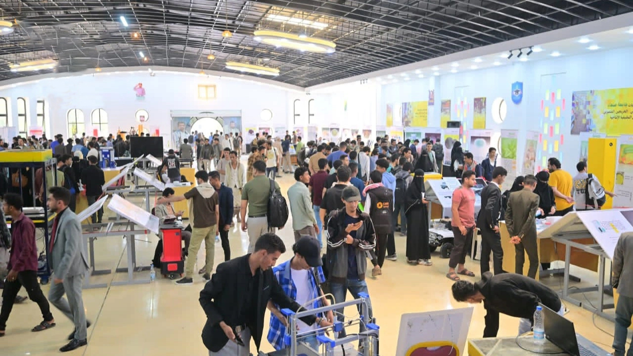 وزير النقل يطلع على معرض مشاريع التخرج بجامعة صنعاء