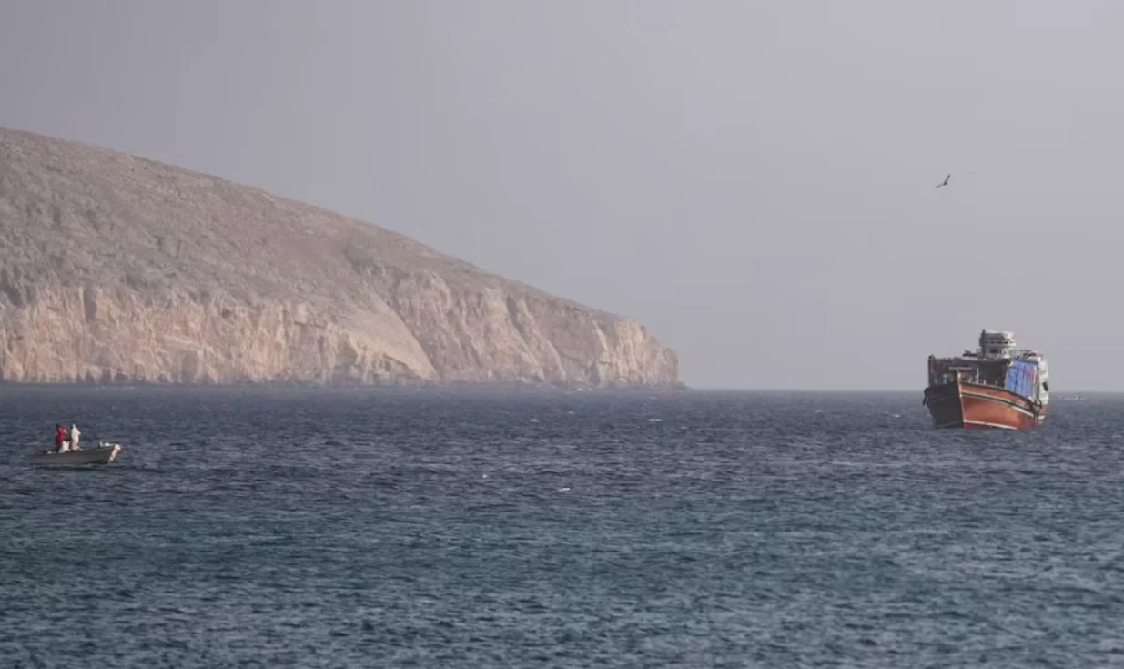هيئة بحرية تعلن إصابة سفينة شحن بمقذوف مجهول في مضيق هرمز