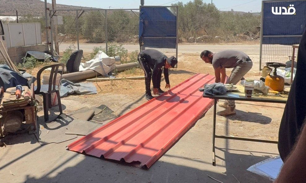 العدو يجبر فلسطينيًّا على هدم محله التجاري في طولكرم