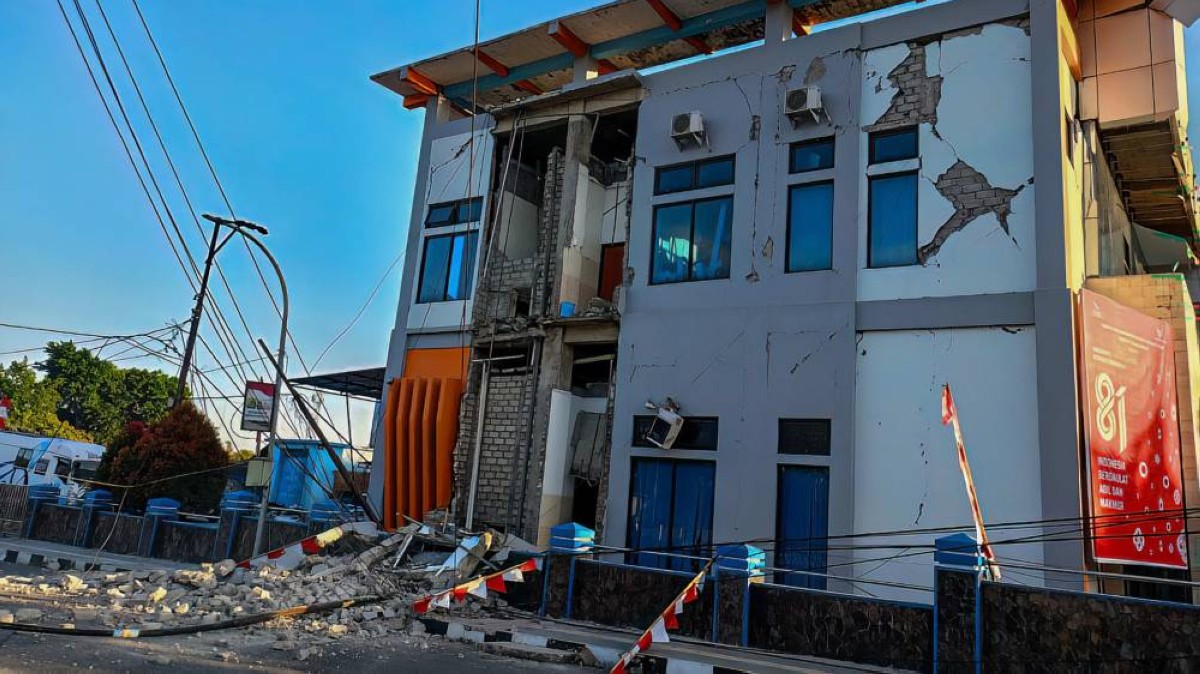 حصيلة زلزال اندونيسيا ترتفع إلى 38 قتيلاً وإجلاء نزلاء فندق متضرر في لابوان باجو