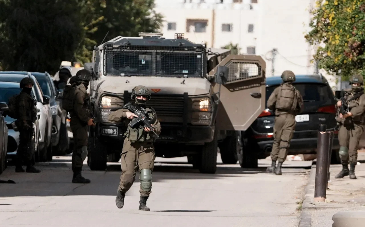 قوات العدو تشن حملة اعتقالات في مناطق متفرقة بالضفة والقدس