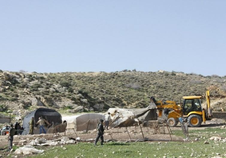 مستوطنون صهاينة يقيمون بؤرة جديدة ويخربون أراضي الفلسطينيين في الضفة المحتلة