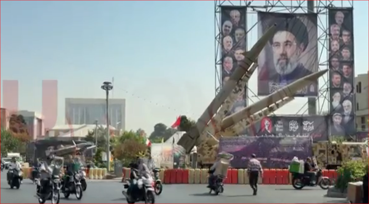 عرض صواريخ "ذو الفقار" ومسيّرة "شاهد" في ساحة بهارستان بطهران