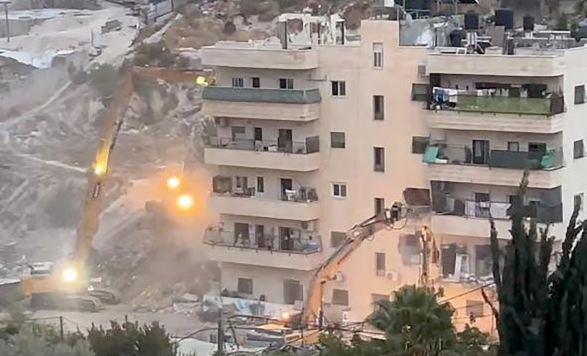 العدو يهدم بناية سكنية من 5 طوابق في بلدة الطور بالقدس