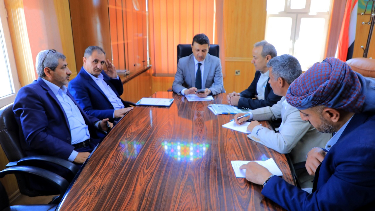 اجتماع برئاسة نائب وزير التربية يناقش تطبيع الأوضاع التعليمية وانتظام الدراسة في المديريات المحررة