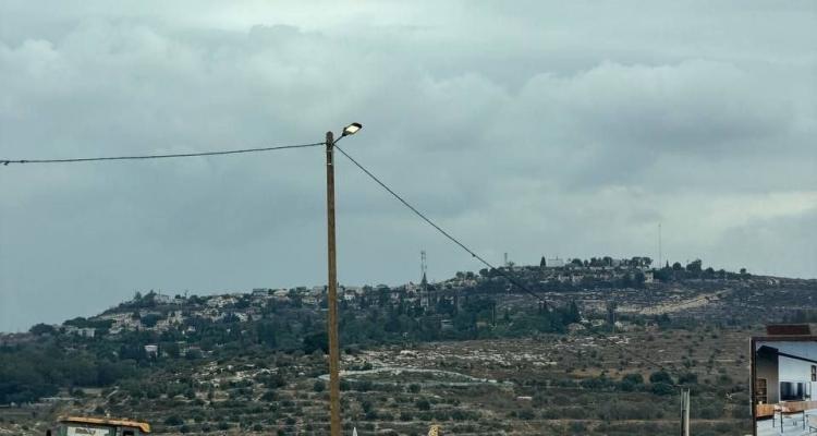 جرافات العدو تشق طرقًا جديدة حول بؤرة استيطانية شرق قلقيلية