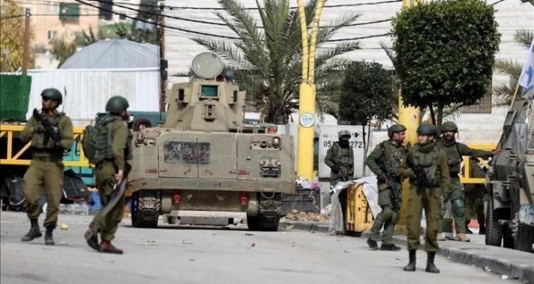 العدو الصهيوني ينصب حاجزًا غرب قرية المغير وينكّل بالفلسطينيين