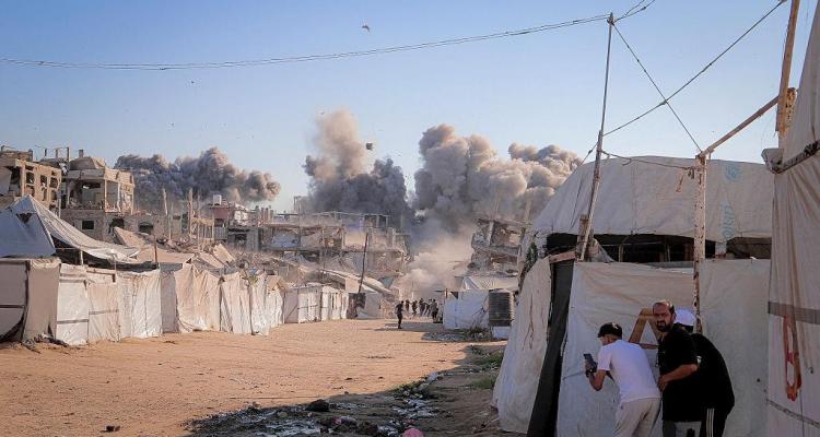 العدو يواصل خروق وقف إطلاق النار بغزة.. إطلاق نار وقصف مدفعي واستهداف خيام النازحين