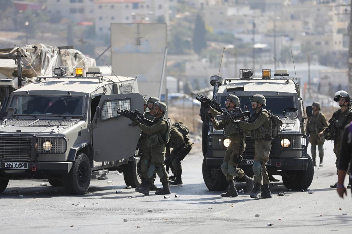 العدو يواصل اقتحاماته بالضفة والقدس ويعتقل أكثر من 70 فلسطينيًّا بالخليل