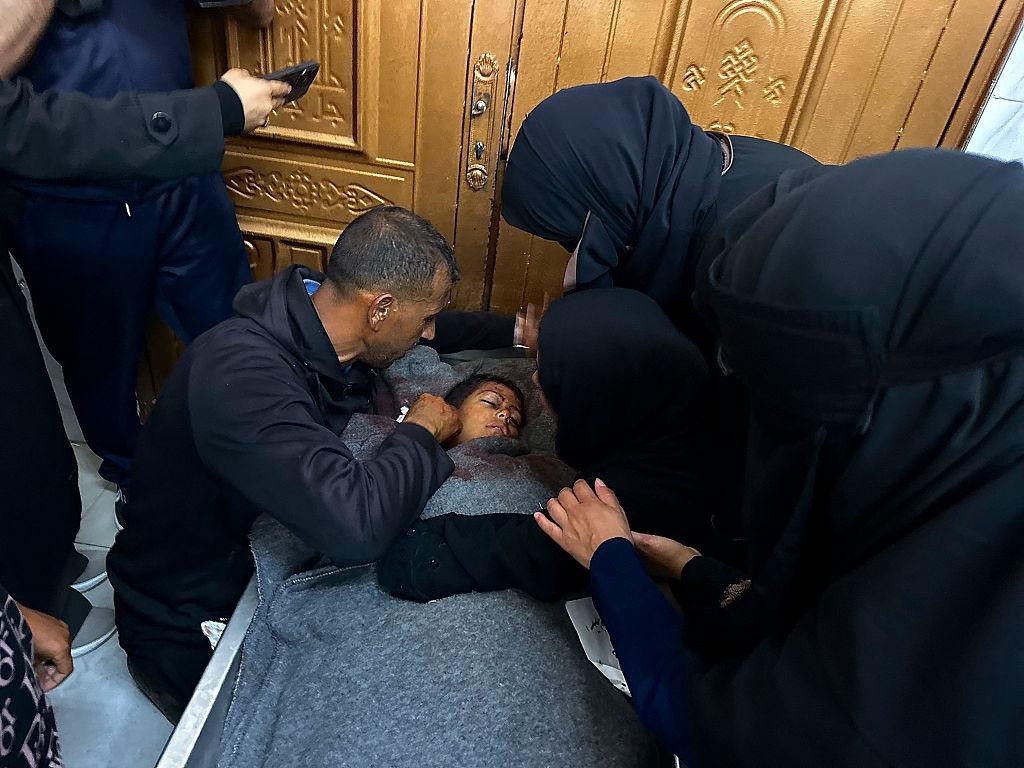 استشهاد طفلة متأثرة بإصابتها وقصف وإطلاق نار بمناطق متفرقة من غزة