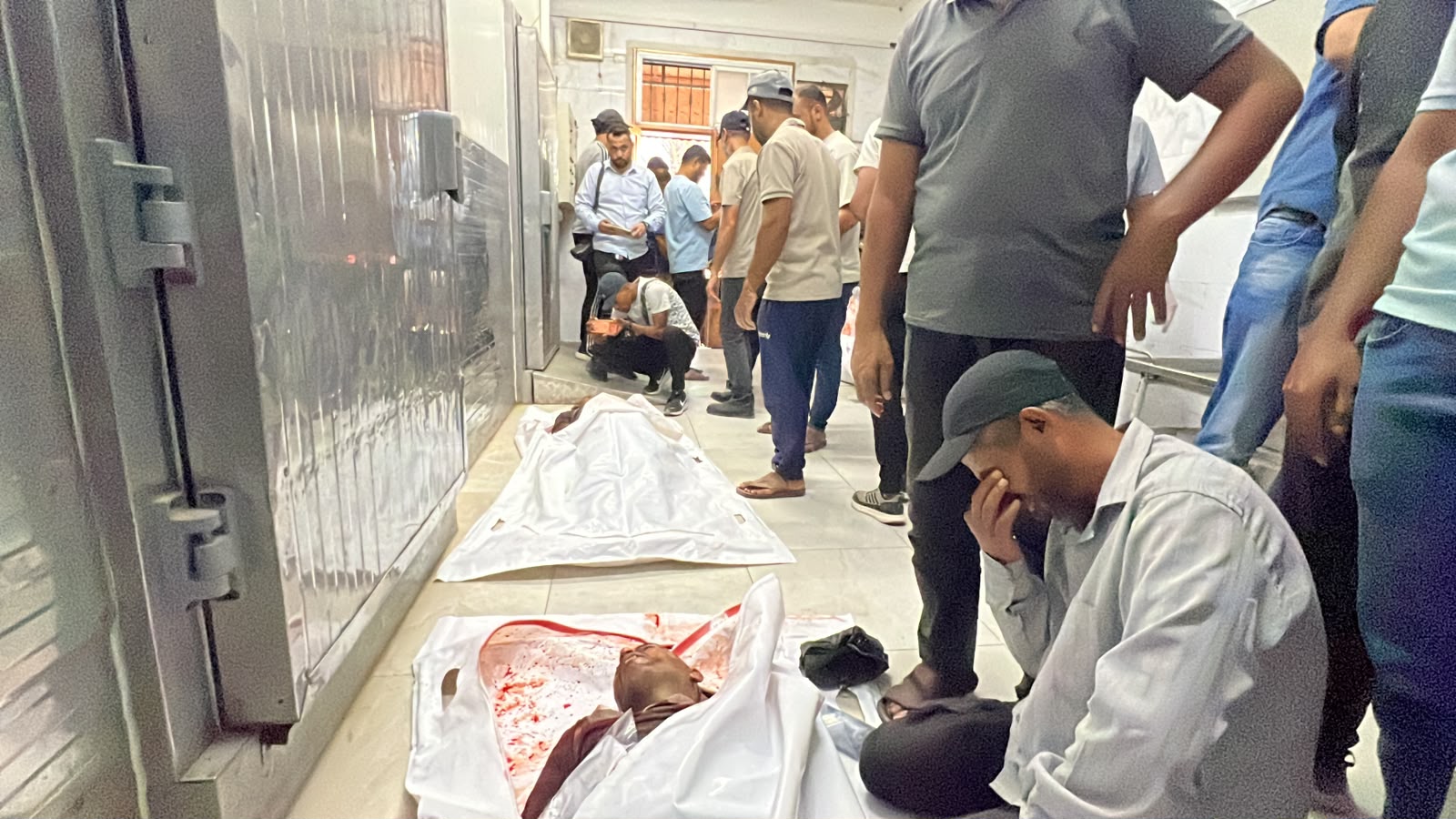 الإعلامي الحكومي بغزة يدين مجزرة صهيونية بحق موظفين مدنيين جنوب القطاع: 4 شهداء وأكثر من 30 مصابًا