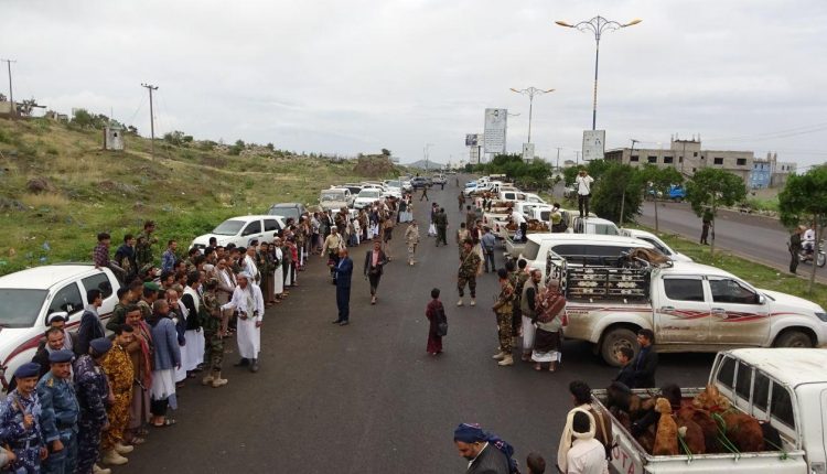 السلطة المحلية بتعز تسير قافلة عيدية دعماً للمرابطين في الجبهات2