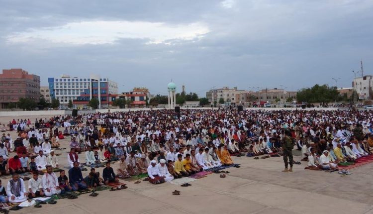 قيادة محافظة الحديدة تؤدي شعائر صلاة عيد الأضحى مع جموع المصلين بمصلى العيد 2