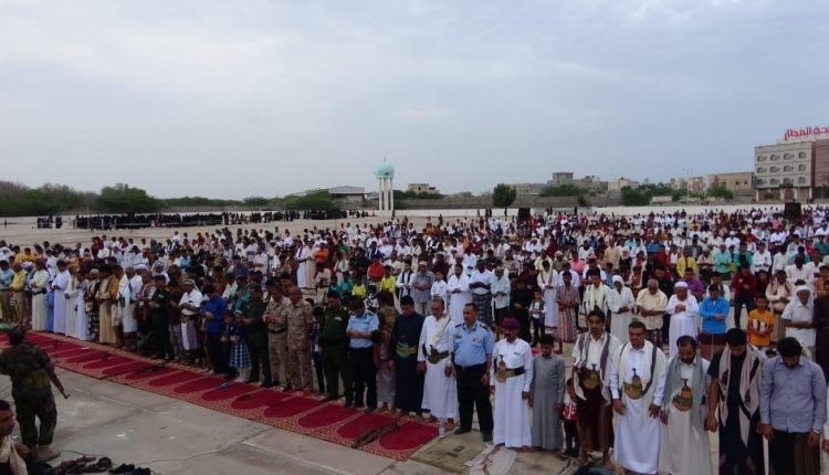 قيادة محافظة الحديدة تؤدي شعائر صلاة عيد الأضحى مع جموع المصلين بمصلى العيد