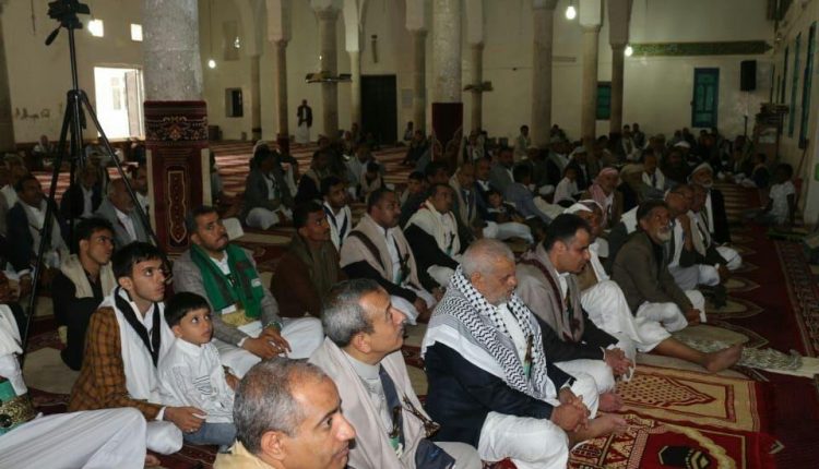 محافظ حجة يؤدي صلاة العيد مع جموع المصلين بجامع حورة