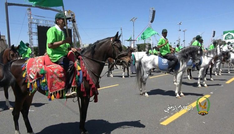 فرسان وخيول كلية الشرطة تجوب شوارع العاصمة صنعاء احتفاءً بالمولد النبوي الشريف