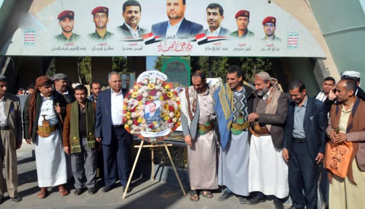 قيادة وزارة الإرشاد يضعون إكليلا من الزهور على ضريح الرئيس الصماد