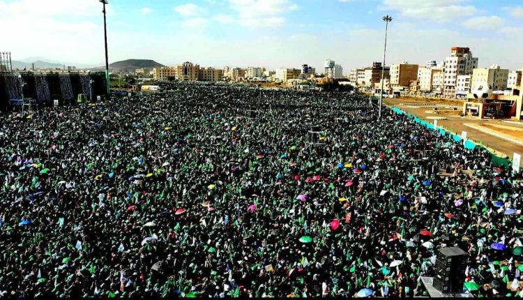 مهرجان حاشد لحرائر العاصمة صنعاء احتفاء بذكرى المولد النبوي موقع أنصار الله – صنعاء – 12 ربيع الأول 1445هـ شاركت حرائر العاصمة صنعاء اليوم، في المهرجان الحاشد الذي أقيم في ساحة ملعب الثورة  احتفاء بذكرى المولد النبوي الشريف على صاحبه وآله أفضل الصلاة وأزكى السلام. ورفعت المشاركات من مختلف مديريات الأمانة الأعلام الخضراء واللافتات المعبرة عن عظمة المناسبة وما يحتله الرسول الكريم من مكانة وجدان الشعب اليمني. وألقيت في المهرجان كلمات أكدت أهمية إحياء ذكرى المولد النبوي وإبراز مظاهر الفرح والابتهاج بميلاد الرسول الأعظم واستلهام الدروس والعبر من سيرته العطرة. واستعرضت دور المرأة اليمنية في نصرة الإسلام، وجددت الولاء لله ورسوله وأعلام الهدى، والسير على النهج المحمدي في مواجهة الحرب الناعمة التي تستهدف المجتمع بكل فئاته. وباركت الكلمات التغييرات الجذرية التي أعلن عنها قائد الثورة السيد عبد الملك بدر الدين الحوثي في سبيل تعزيز الأداء وخدمة المواطن ومواجهة العدوان. تخللت المهرجان فقرات إنشادية وقصائد عبرت عن أهمية المناسبة.