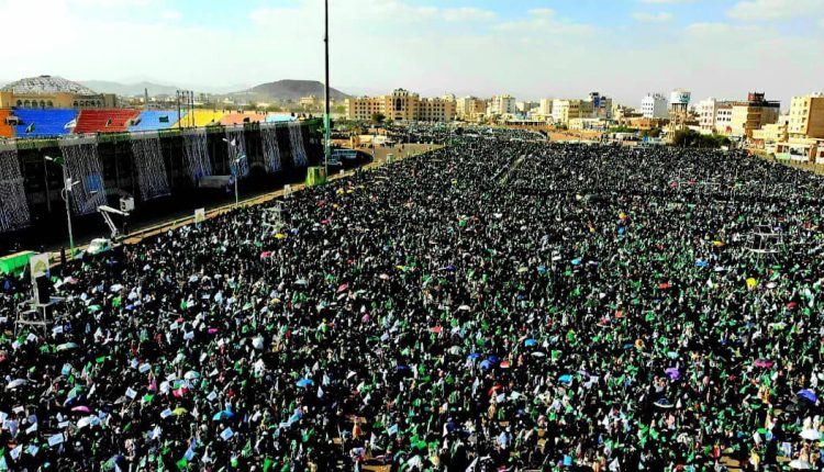 مهرجان حاشد لحرائر العاصمة صنعاء احتفاء بذكرى المولد النبوي موقع أنصار الله – صنعاء – 12 ربيع الأول 1445هـ شاركت حرائر العاصمة صنعاء اليوم، في المهرجان الحاشد الذي أقيم في ساحة ملعب الثورة  احتفاء بذكرى المولد النبوي الشريف على صاحبه وآله أفضل الصلاة وأزكى السلام. ورفعت المشاركات من مختلف مديريات الأمانة الأعلام الخضراء واللافتات المعبرة عن عظمة المناسبة وما يحتله الرسول الكريم من مكانة وجدان الشعب اليمني. وألقيت في المهرجان كلمات أكدت أهمية إحياء ذكرى المولد النبوي وإبراز مظاهر الفرح والابتهاج بميلاد الرسول الأعظم واستلهام الدروس والعبر من سيرته العطرة. واستعرضت دور المرأة اليمنية في نصرة الإسلام، وجددت الولاء لله ورسوله وأعلام الهدى، والسير على النهج المحمدي في مواجهة الحرب الناعمة التي تستهدف المجتمع بكل فئاته. وباركت الكلمات التغييرات الجذرية التي أعلن عنها قائد الثورة السيد عبد الملك بدر الدين الحوثي في سبيل تعزيز الأداء وخدمة المواطن ومواجهة العدوان. تخللت المهرجان فقرات إنشادية وقصائد عبرت عن أهمية المناسبة.