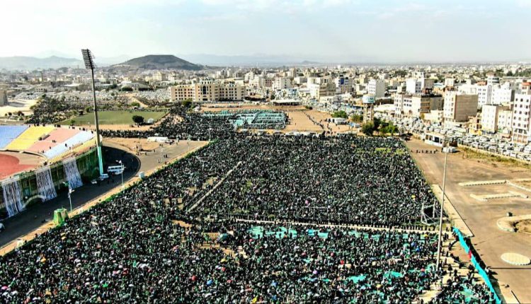 مهرجان حاشد لحرائر العاصمة صنعاء احتفاء بذكرى المولد النبوي موقع أنصار الله – صنعاء – 12 ربيع الأول 1445هـ شاركت حرائر العاصمة صنعاء اليوم، في المهرجان الحاشد الذي أقيم في ساحة ملعب الثورة  احتفاء بذكرى المولد النبوي الشريف على صاحبه وآله أفضل الصلاة وأزكى السلام. ورفعت المشاركات من مختلف مديريات الأمانة الأعلام الخضراء واللافتات المعبرة عن عظمة المناسبة وما يحتله الرسول الكريم من مكانة وجدان الشعب اليمني. وألقيت في المهرجان كلمات أكدت أهمية إحياء ذكرى المولد النبوي وإبراز مظاهر الفرح والابتهاج بميلاد الرسول الأعظم واستلهام الدروس والعبر من سيرته العطرة. واستعرضت دور المرأة اليمنية في نصرة الإسلام، وجددت الولاء لله ورسوله وأعلام الهدى، والسير على النهج المحمدي في مواجهة الحرب الناعمة التي تستهدف المجتمع بكل فئاته. وباركت الكلمات التغييرات الجذرية التي أعلن عنها قائد الثورة السيد عبد الملك بدر الدين الحوثي في سبيل تعزيز الأداء وخدمة المواطن ومواجهة العدوان. تخللت المهرجان فقرات إنشادية وقصائد عبرت عن أهمية المناسبة.