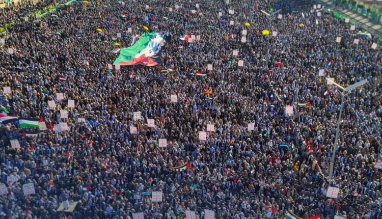 📷 صور | المسيرة الحاشدة المؤكدة على أن (تحالف حماية السفن الإسرائيلية لا يرهبنا) في   العاصمة صنعاء ميدان السبعين 09-06-1445 | 22-12-2023