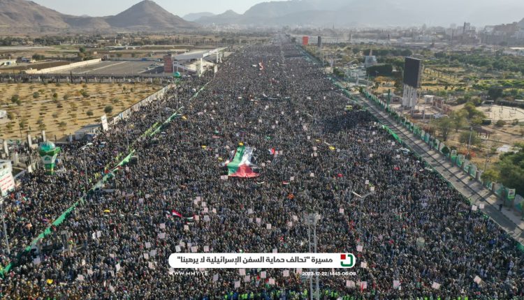 📷 صور | المسيرة الحاشدة المؤكدة على أن (تحالف حماية السفن الإسرائيلية لا يرهبنا) في   العاصمة صنعاء ميدان السبعين 09-06-1445 | 22-12-2023