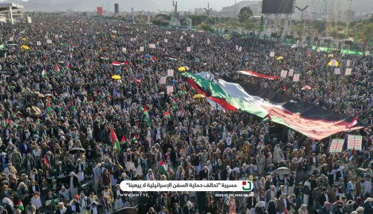 📷 صور | المسيرة الحاشدة المؤكدة على أن (تحالف حماية السفن الإسرائيلية لا يرهبنا) في   العاصمة صنعاء ميدان السبعين 09-06-1445 | 22-12-2023