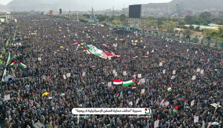 📷 صور | المسيرة الحاشدة المؤكدة على أن (تحالف حماية السفن الإسرائيلية لا يرهبنا) في   العاصمة صنعاء ميدان السبعين 09-06-1445 | 22-12-2023