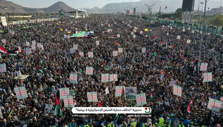 📷 صور | المسيرة الحاشدة المؤكدة على أن (تحالف حماية السفن الإسرائيلية لا يرهبنا) في   العاصمة صنعاء ميدان السبعين 09-06-1445 | 22-12-2023