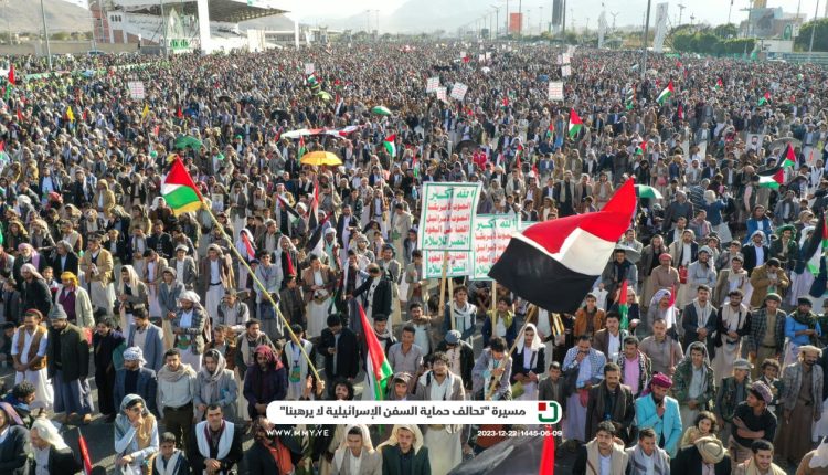 📷 صور | المسيرة الحاشدة المؤكدة على أن (تحالف حماية السفن الإسرائيلية لا يرهبنا) في   العاصمة صنعاء ميدان السبعين 09-06-1445 | 22-12-2023