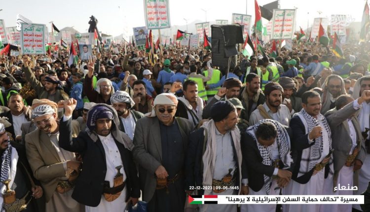 📷 صور | المسيرة الحاشدة المؤكدة على أن (تحالف حماية السفن الإسرائيلية لا يرهبنا) في   العاصمة صنعاء ميدان السبعين 09-06-1445 | 22-12-2023