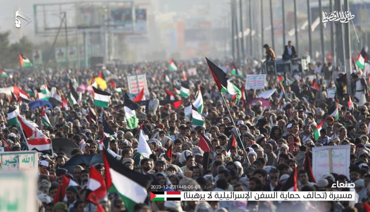 📷 صور | المسيرة الحاشدة المؤكدة على أن (تحالف حماية السفن الإسرائيلية لا يرهبنا) في   العاصمة صنعاء ميدان السبعين 09-06-1445 | 22-12-2023