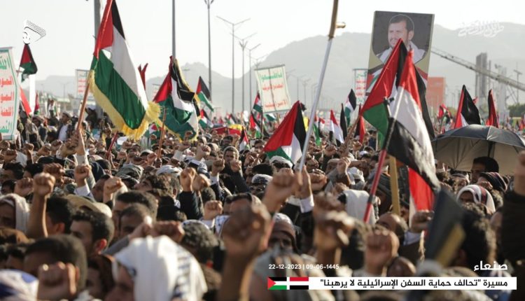 📷 صور | المسيرة الحاشدة المؤكدة على أن (تحالف حماية السفن الإسرائيلية لا يرهبنا) في   العاصمة صنعاء ميدان السبعين 09-06-1445 | 22-12-2023