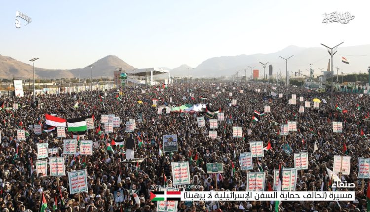 📷 صور | المسيرة الحاشدة المؤكدة على أن (تحالف حماية السفن الإسرائيلية لا يرهبنا) في   العاصمة صنعاء ميدان السبعين 09-06-1445 | 22-12-2023