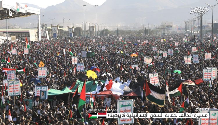 📷 صور | المسيرة الحاشدة المؤكدة على أن (تحالف حماية السفن الإسرائيلية لا يرهبنا) في   العاصمة صنعاء ميدان السبعين 09-06-1445 | 22-12-2023