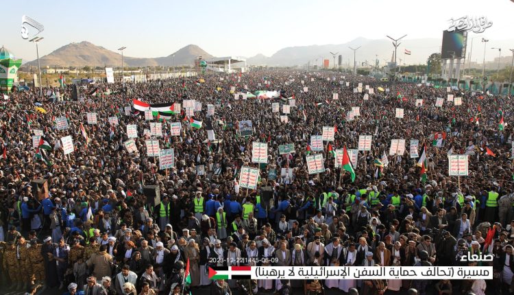 📷 صور | المسيرة الحاشدة المؤكدة على أن (تحالف حماية السفن الإسرائيلية لا يرهبنا) في   العاصمة صنعاء ميدان السبعين 09-06-1445 | 22-12-2023