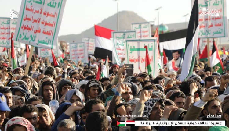 📷 صور | المسيرة الحاشدة المؤكدة على أن (تحالف حماية السفن الإسرائيلية لا يرهبنا) في   العاصمة صنعاء ميدان السبعين 09-06-1445 | 22-12-2023